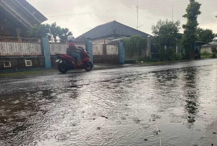 Hujan Deras, Jalan Sekitar Pasar Gambar Wonodadi Kembali Tergenang