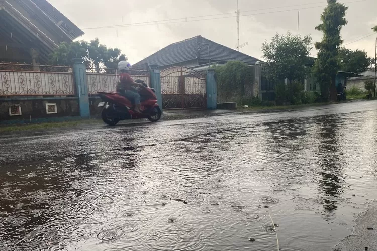 Hujan Deras, Jalan Sekitar Pasar Gambar Wonodadi Kembali Tergenang